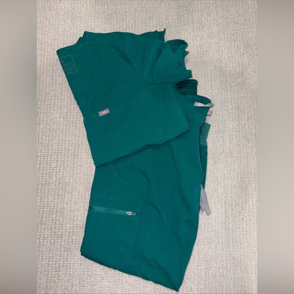 Figs Other - figs Set Zamora jogger scrub pants Sz Medium Petite Catarina Top Sz Small Green